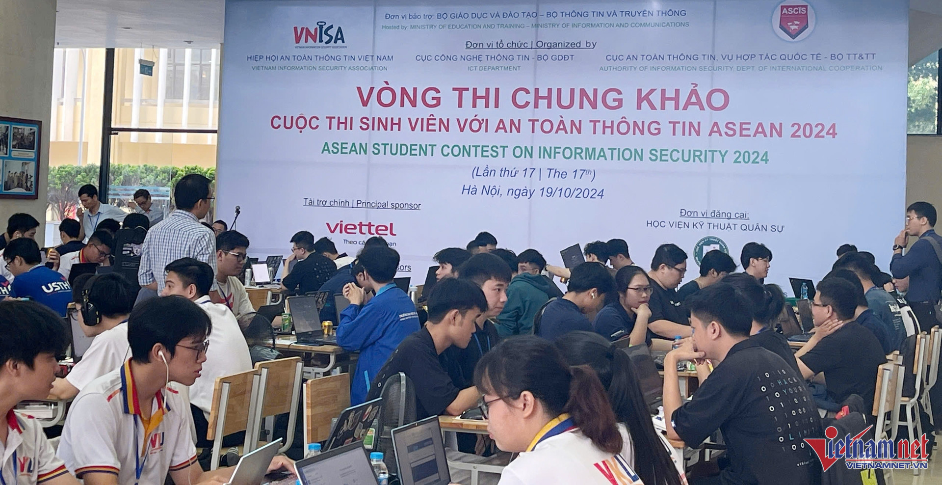 W-sinh vien voi attt 0 1 22997.jpg