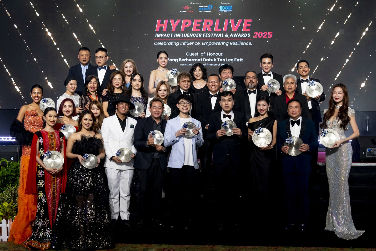 CEO Sen Vàng và 2 hoa hậu nhận giải thưởng ở Malaysia