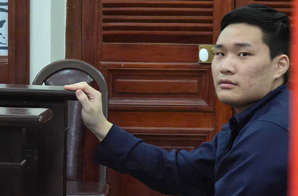 Hết tiền tiêu xài, du khách nước ngoài mang dao đi cướp