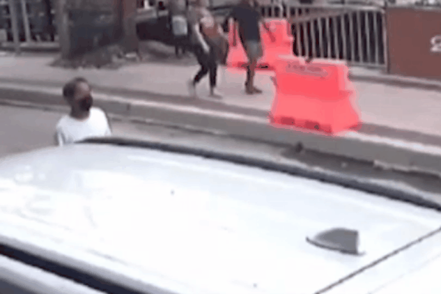 Đang nắm tay đi dạo, cặp đôi bất ngờ bị 'hố tử thần nuốt chửng'