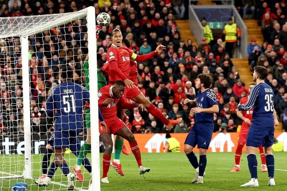 Liverpool bị PSG loại đau: Slot bần thần, Enrique tuyên bố nóng
