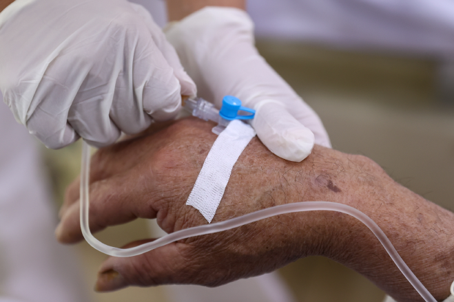 Lý do người đàn ông đau như điện giật mỗi khi mặc áo