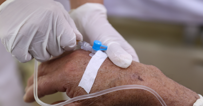 Lý do người đàn ông đau như điện giật mỗi khi mặc áo