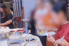 Ngán ngẩm khách nếm chè bằng muôi chung, giành ăn buffet như 'đánh trận'