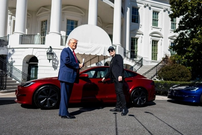 Ông Trump 'biến' Nhà Trắng thành phòng trưng bày xe điện Tesla