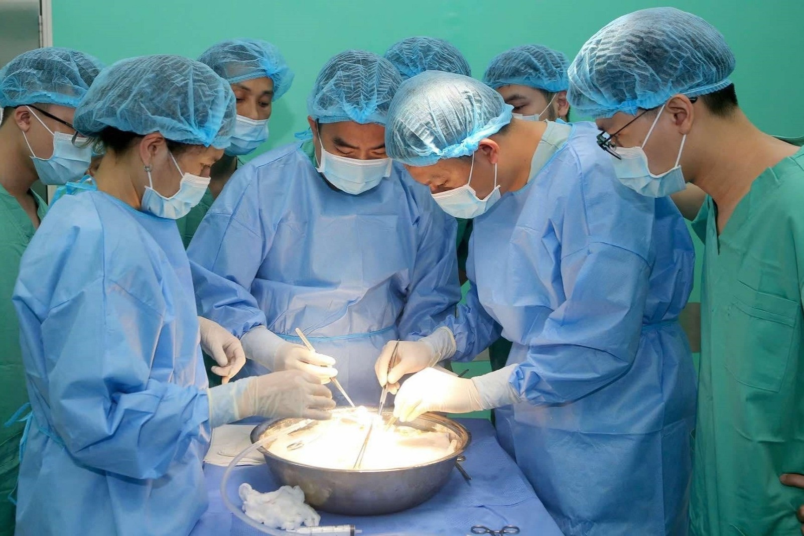 Quyết định để đời của người cha dân tộc Nùng khi biết con trai chết não