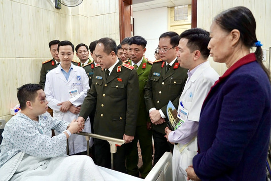 Giám đốc Công an TP Hà Nội Nguyễn Thanh Tùng thăm chiến sĩ bị xe tông khi làm nhiệm vụ