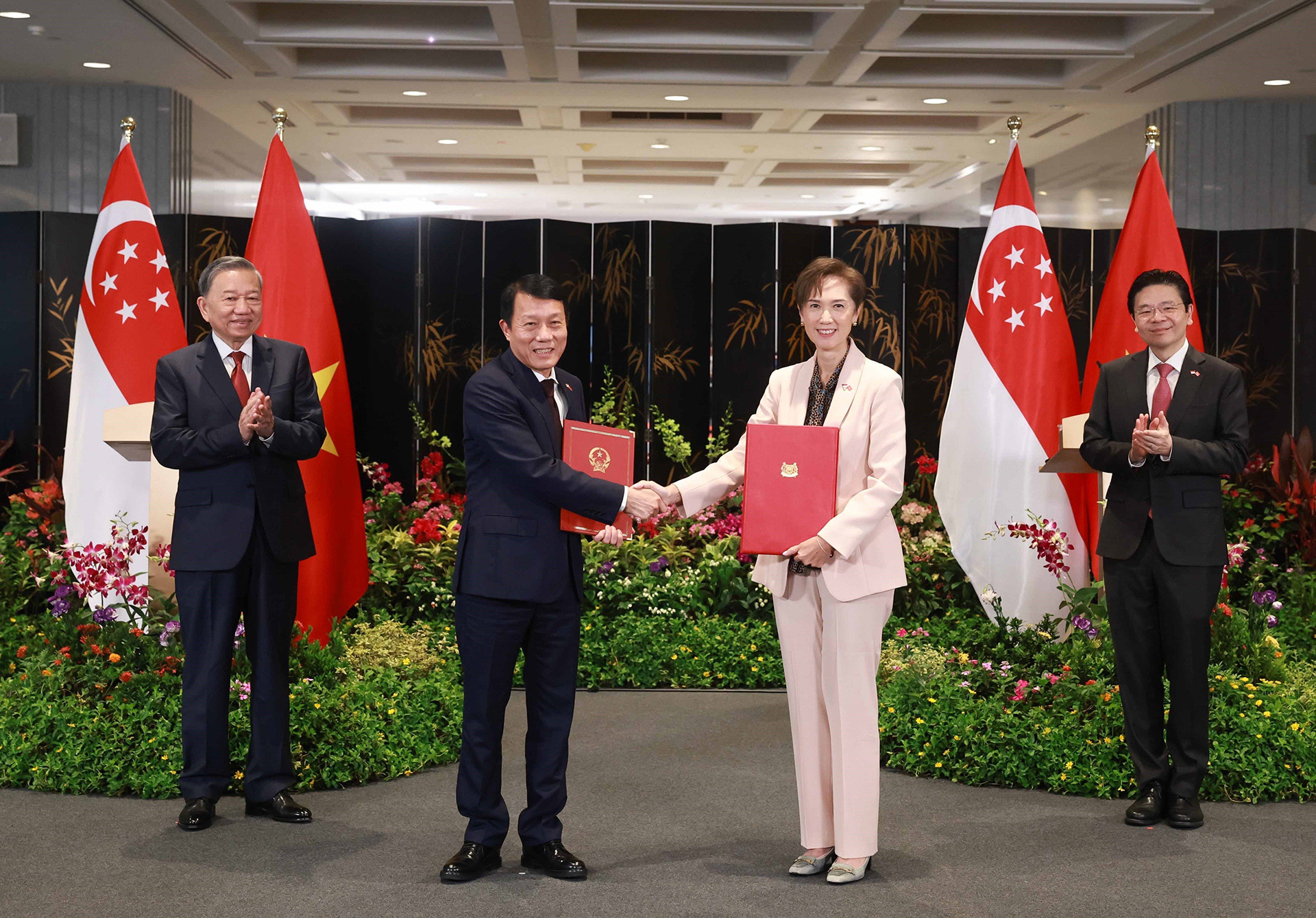 vna_potal_tong_bi_thu_to_lam_and_prime_minister_of_Singapore_jointly_exchanged_issues_on_cooperation_between_the_two_countries_7908487.jpg