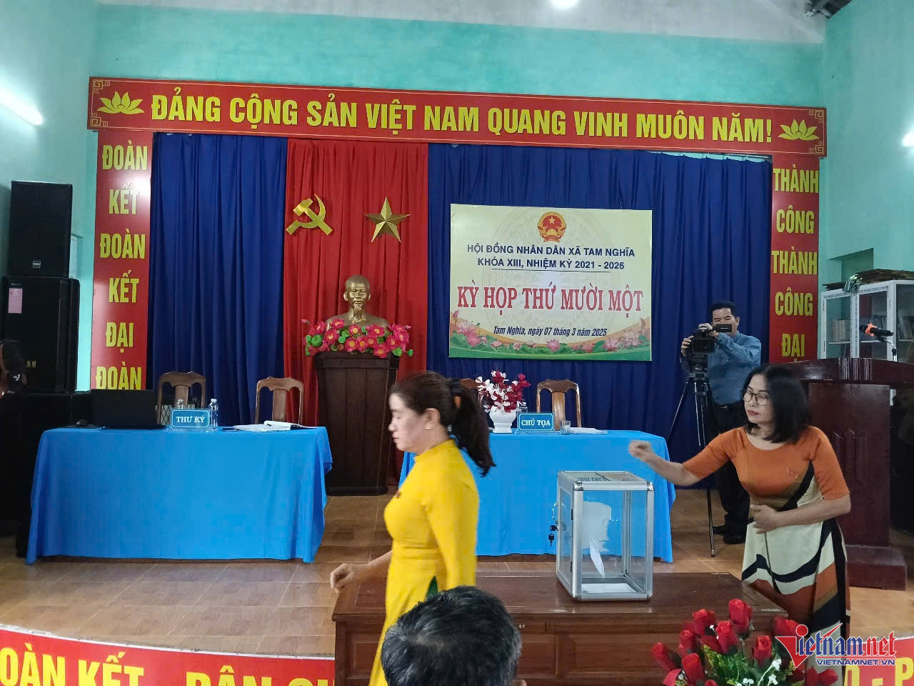 W-1 Đại biểu HĐND xã Tam Nghĩa bỏ phiếu bầu ông Bùi Quốc Biểu, giữ chức vụ Chủ tịch UBND xã.jpg