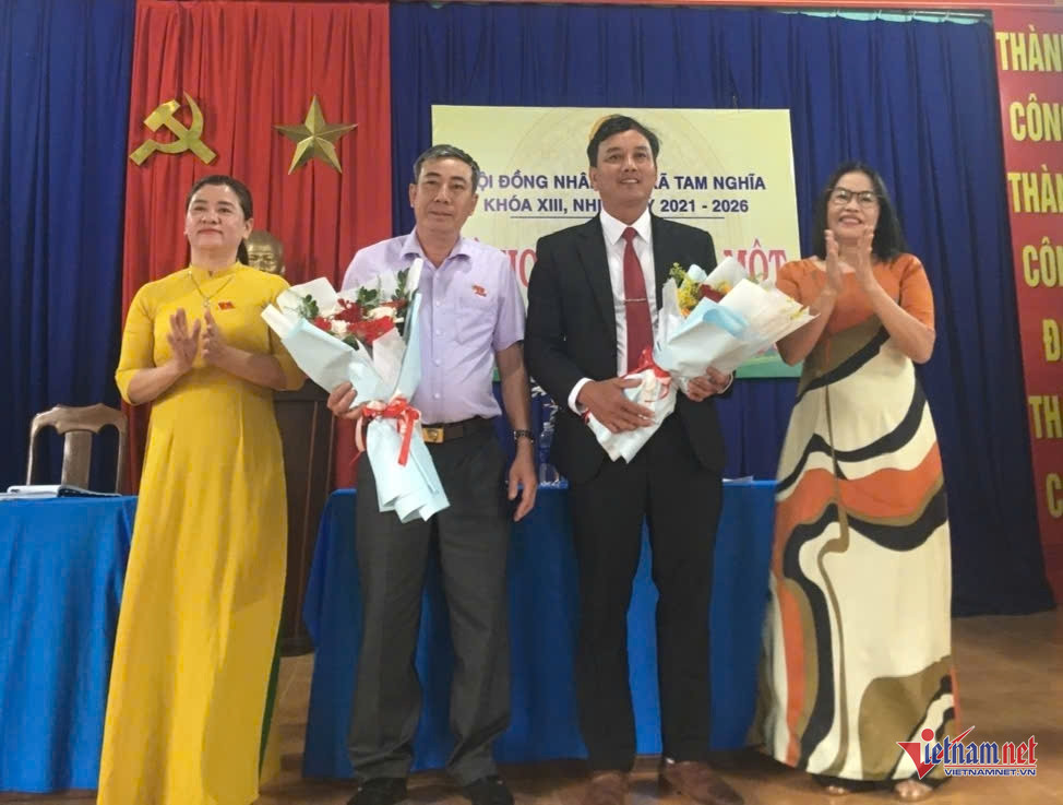W-Ảnh Bà huỳnh Thị Tự áo dài vàng Chủ tịch HĐND xã Tam Nghĩa trao tặng hoa chúc mừng ông Bùi Quốc Biểu ( áo vét) và ông Nguyễn Thành Đạt ( áo trắng).jpg