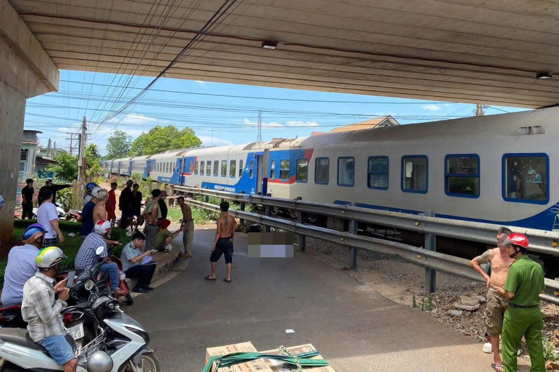 Băng qua rào chắn, người đàn ông bị tàu hỏa tông tử vong