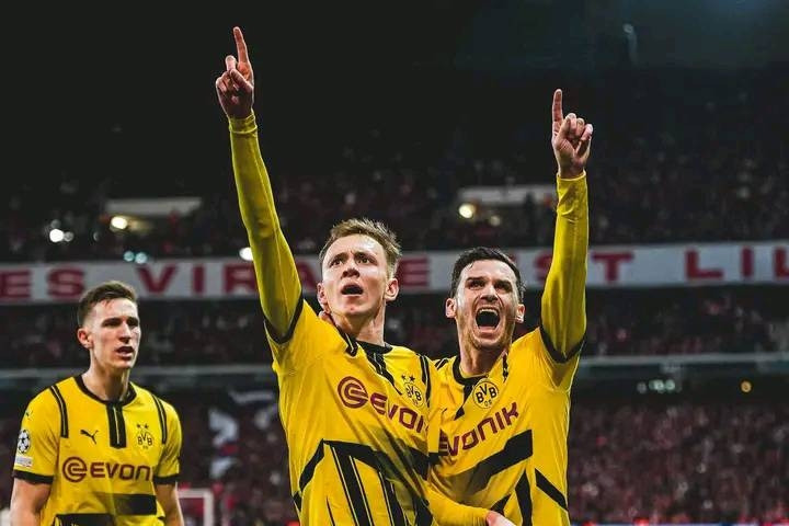 Dortmund ngược dòng vào tứ kết Champions League