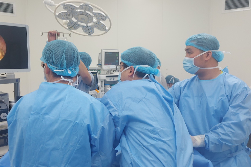 Nam thanh niên phải cấp cứu sau khi gọi thợ cắt tóc tới nhà cắt bao quy đầu