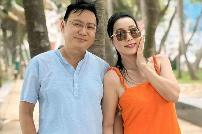 Trịnh Kim Chi tình tứ bên chồng, NSND Việt Anh vui vẻ khi có bạn gái kém 36 tuổi