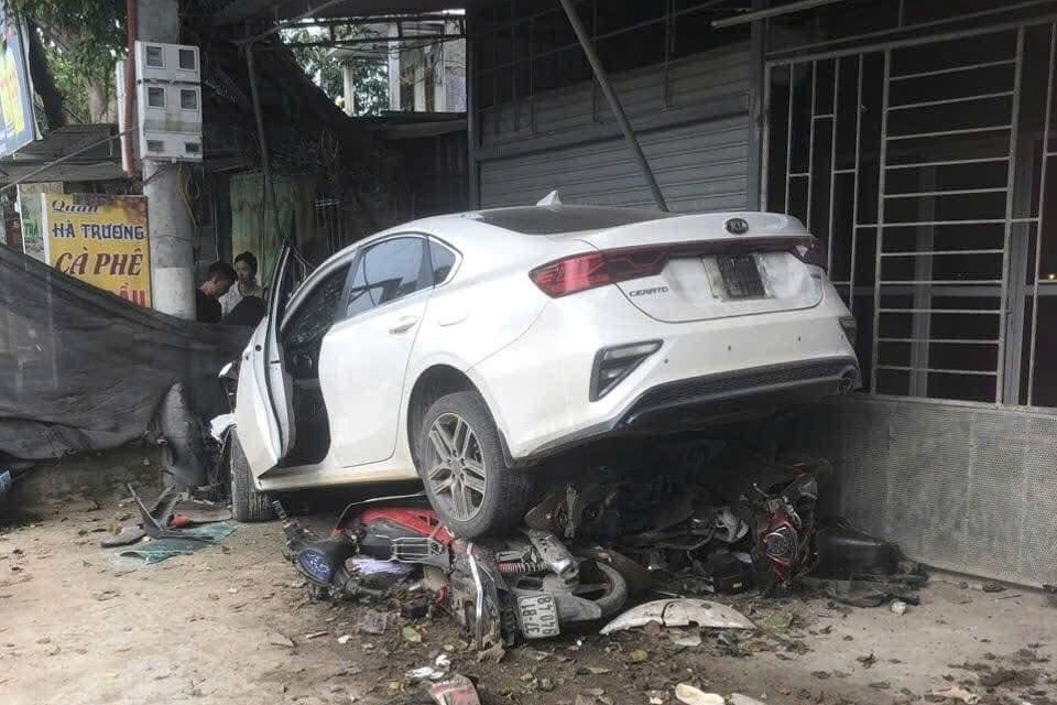 Ô tô mất lái đè nát 7 xe máy của người dân đang dự đám giỗ