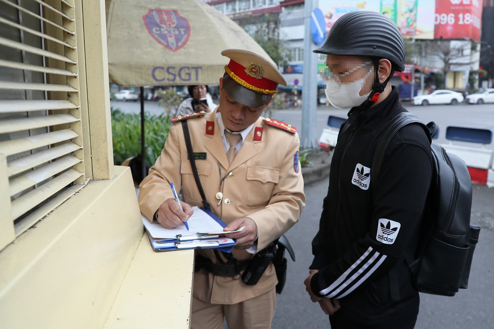 'Quên' NĐ 168, nhiều người Hà Nội lại leo vỉa hè, vượt đèn đỏ, bị phạt ngay 5 triệu