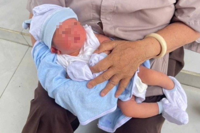 Tìm người bỏ rơi bé trai sơ sinh bên hông chùa ở TPHCM