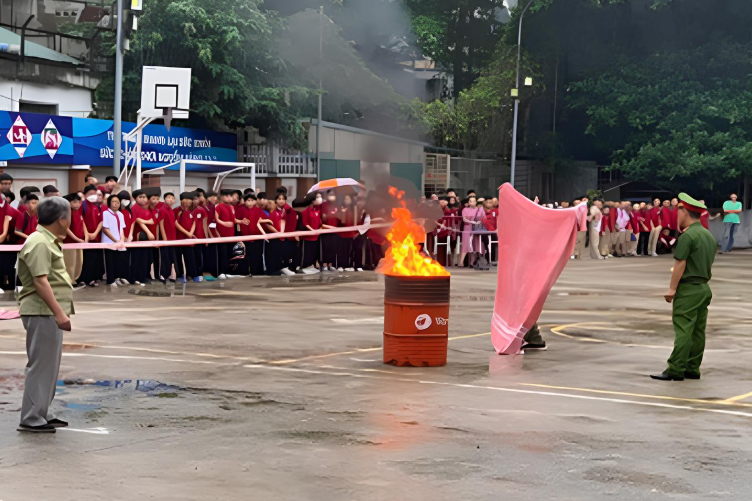 Trang bị kỹ năng PCCC&CNCH cho học sinh ngay trong buổi lễ khai giảng