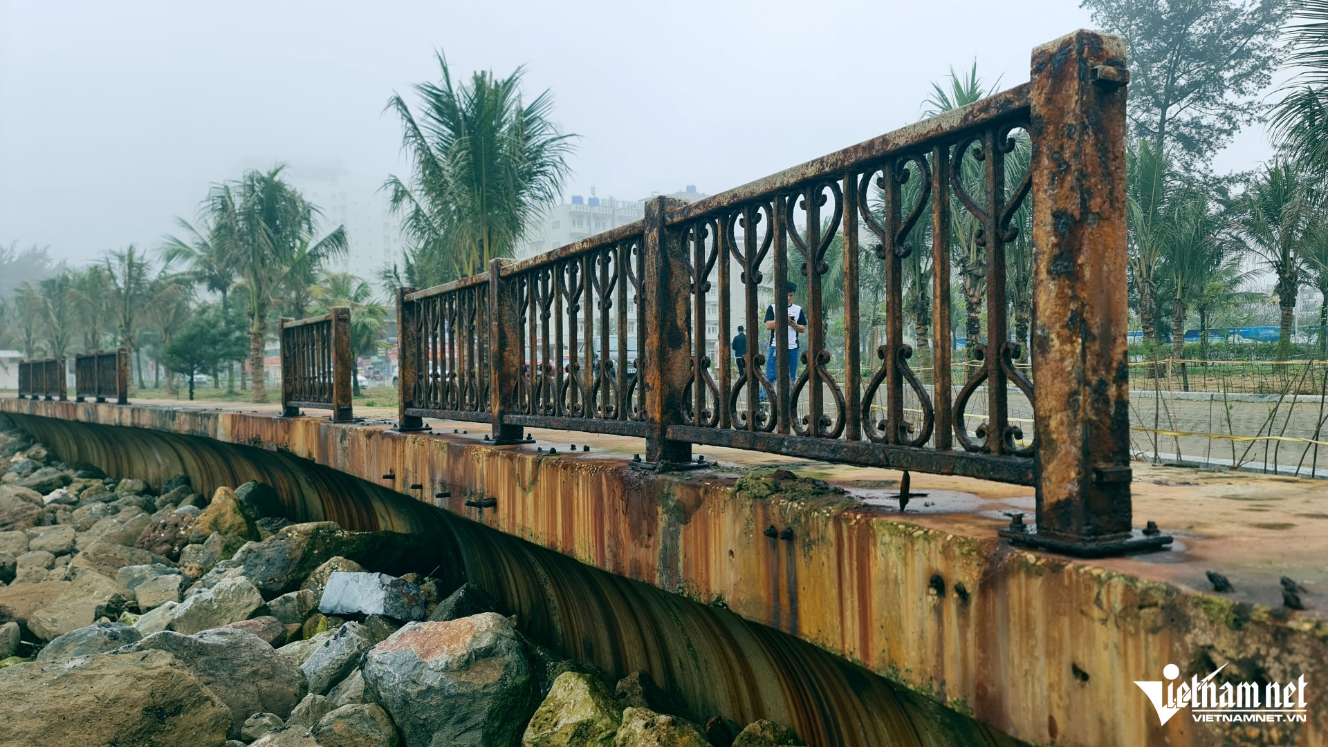 W-a2Lan can sắt dọc bãi biển Sầm Sơn .jpg