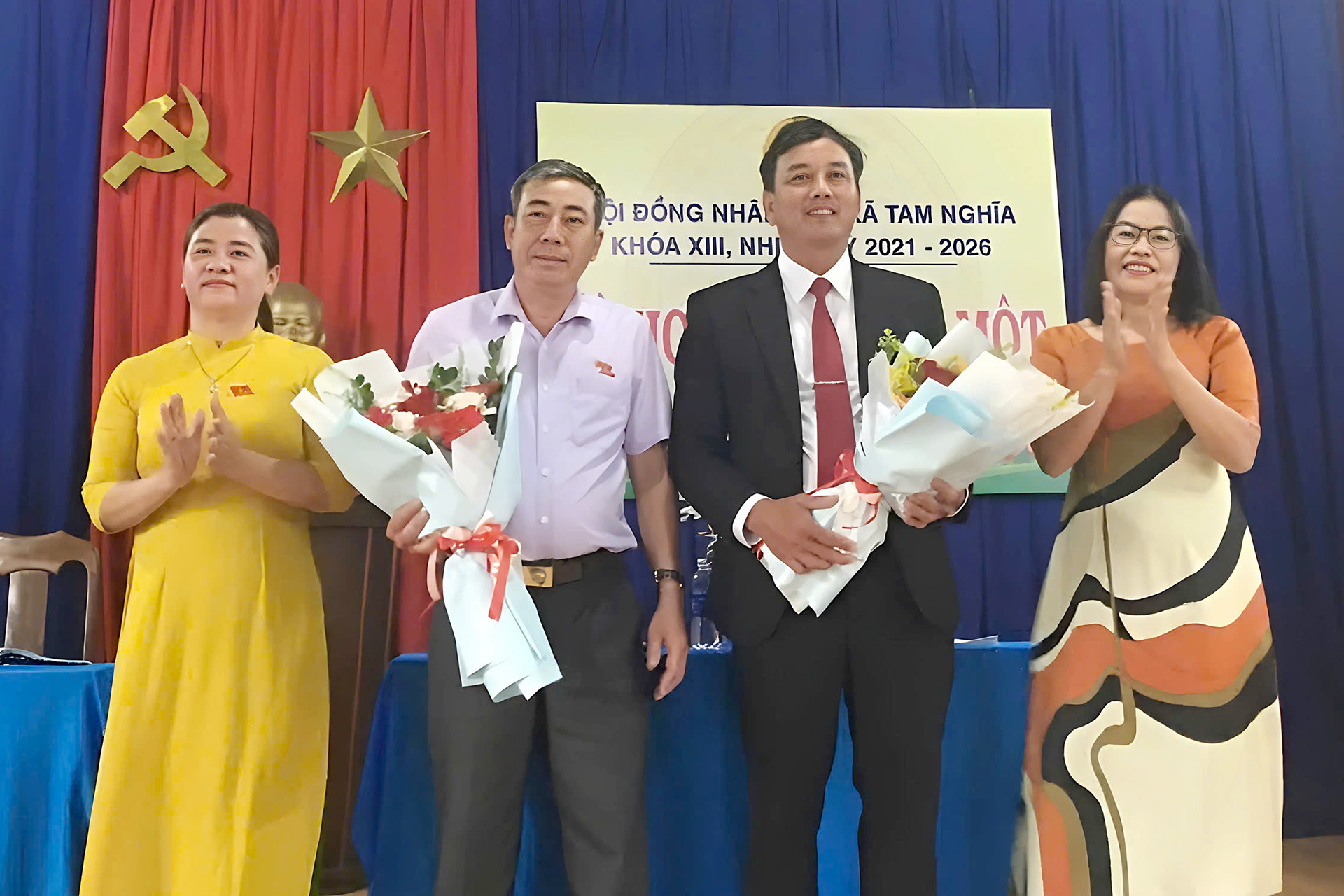 w anh ba huynh thi tu ao dai vang chu tich hdnd xa tam nghia trao tang hoa chuc mung ong bui quoc bieu ao vet va ong ngu 99976.jpg