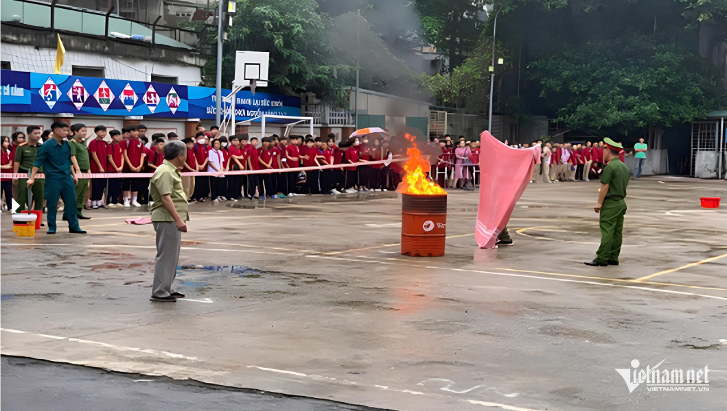 W-anh hoc sinh pccc.png