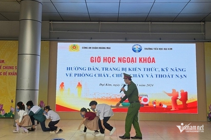 W-hoc sinh tieu hoc dai kim dien tap thoat khoi dam chay 2 92071.jpg