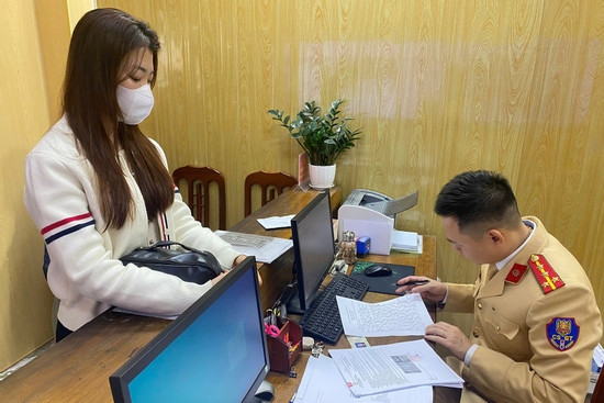 Bản tin cuối ngày 14/3: Lái xe vượt đèn 7 lần, nữ tài xế bị phạt 133 triệu đồng