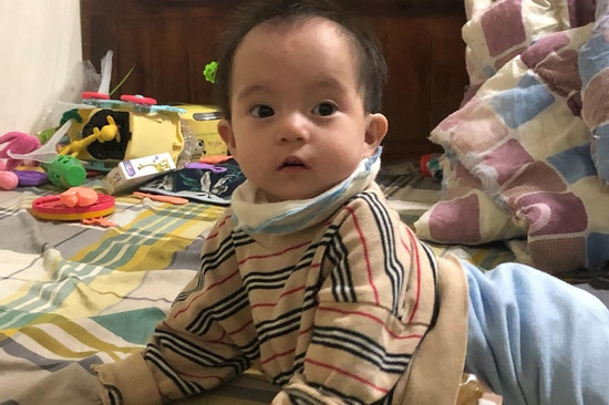 Con gái 1 tuổi cần phẫu thuật hậu môn nhưng cha mẹ không lo nổi chi phí