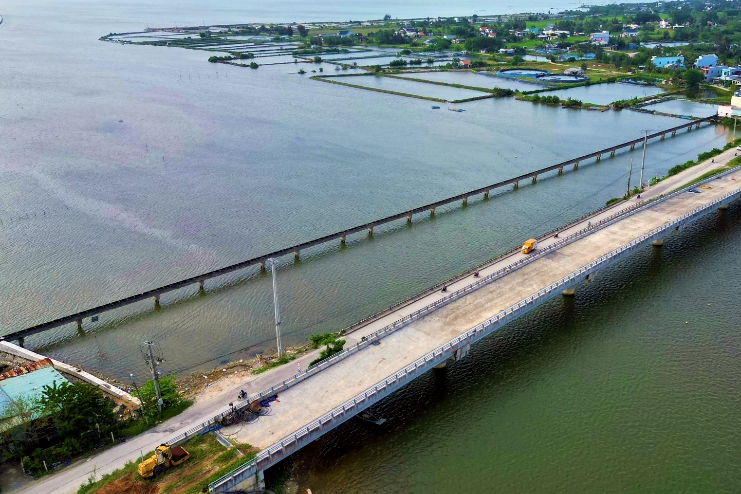 Cầu 150 tỷ dự kiến hoàn thành trong 15 tháng nhưng 8 năm vẫn 'nằm bất động'