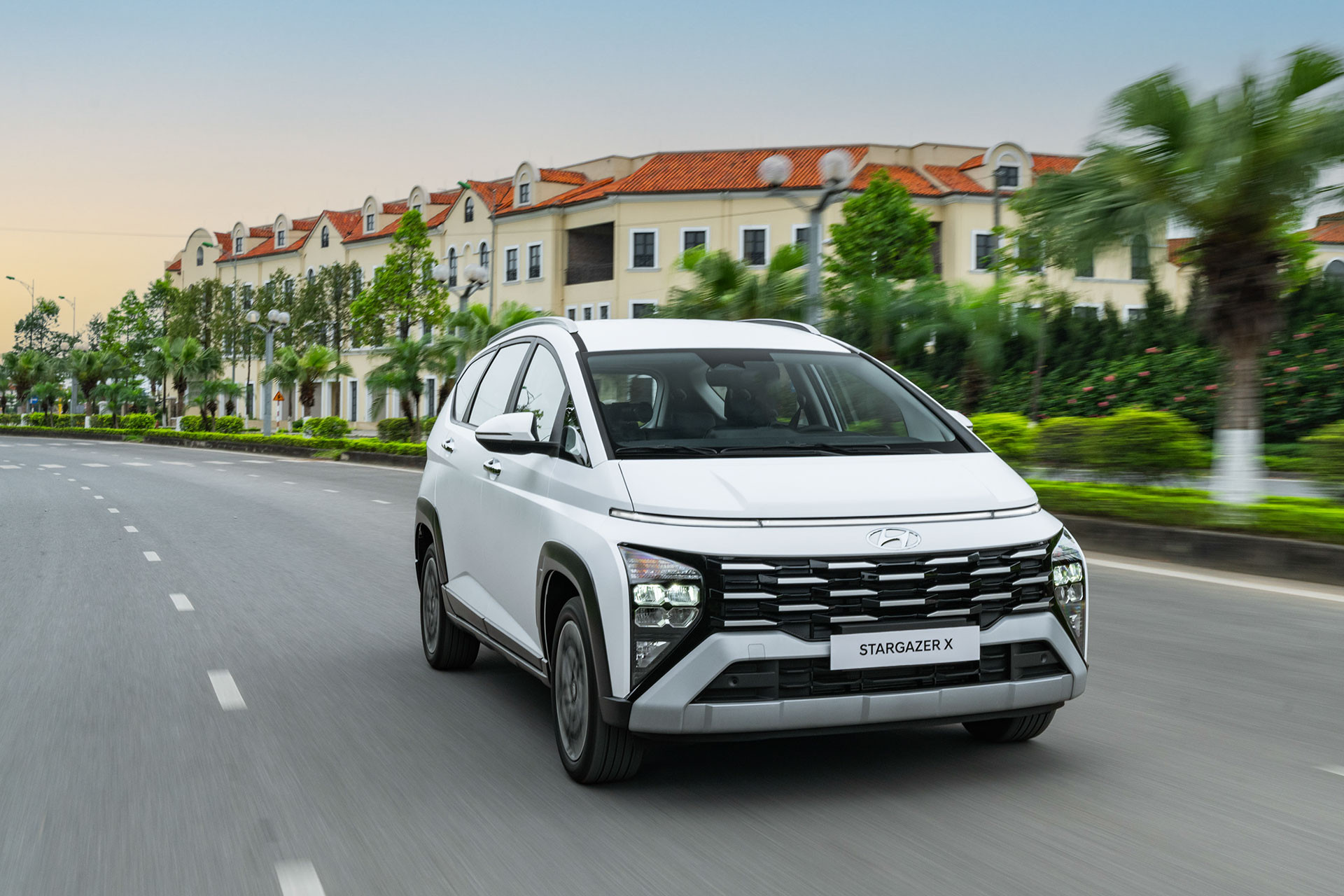 Hyundai Stargazer X 1.jpg