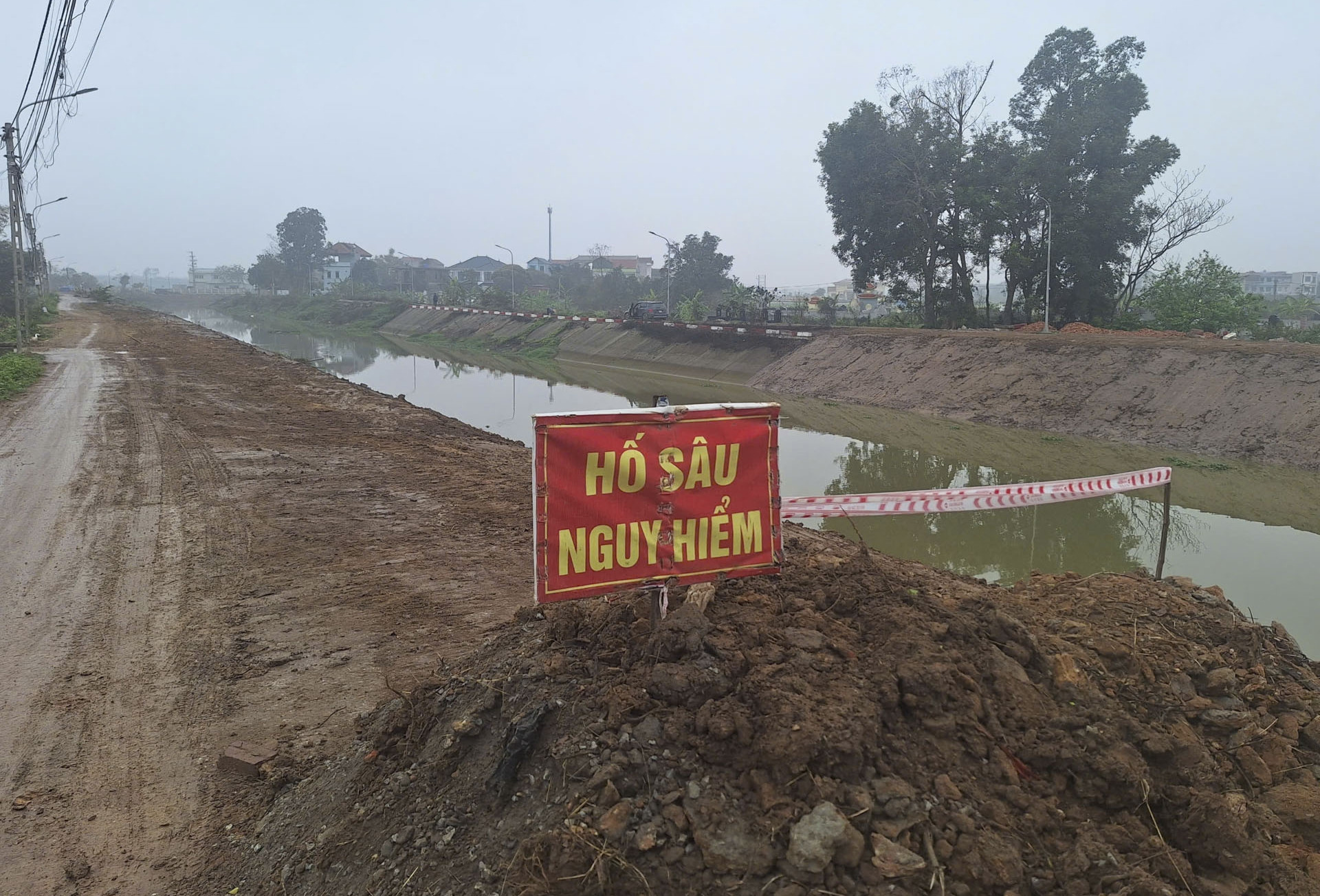 Khẩn cấp xử lý điểm sạt lở kè kênh Tào Khê ở Bắc Ninh