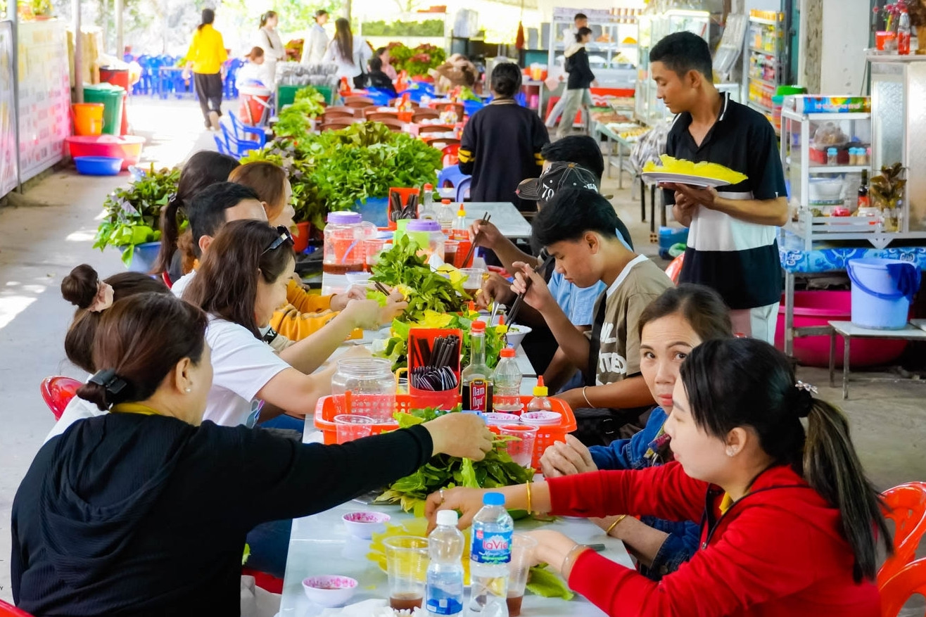 Leo ngọn núi cao hơn 700m, thưởng thức bánh xèo ăn kèm rau rừng 'trời ban'