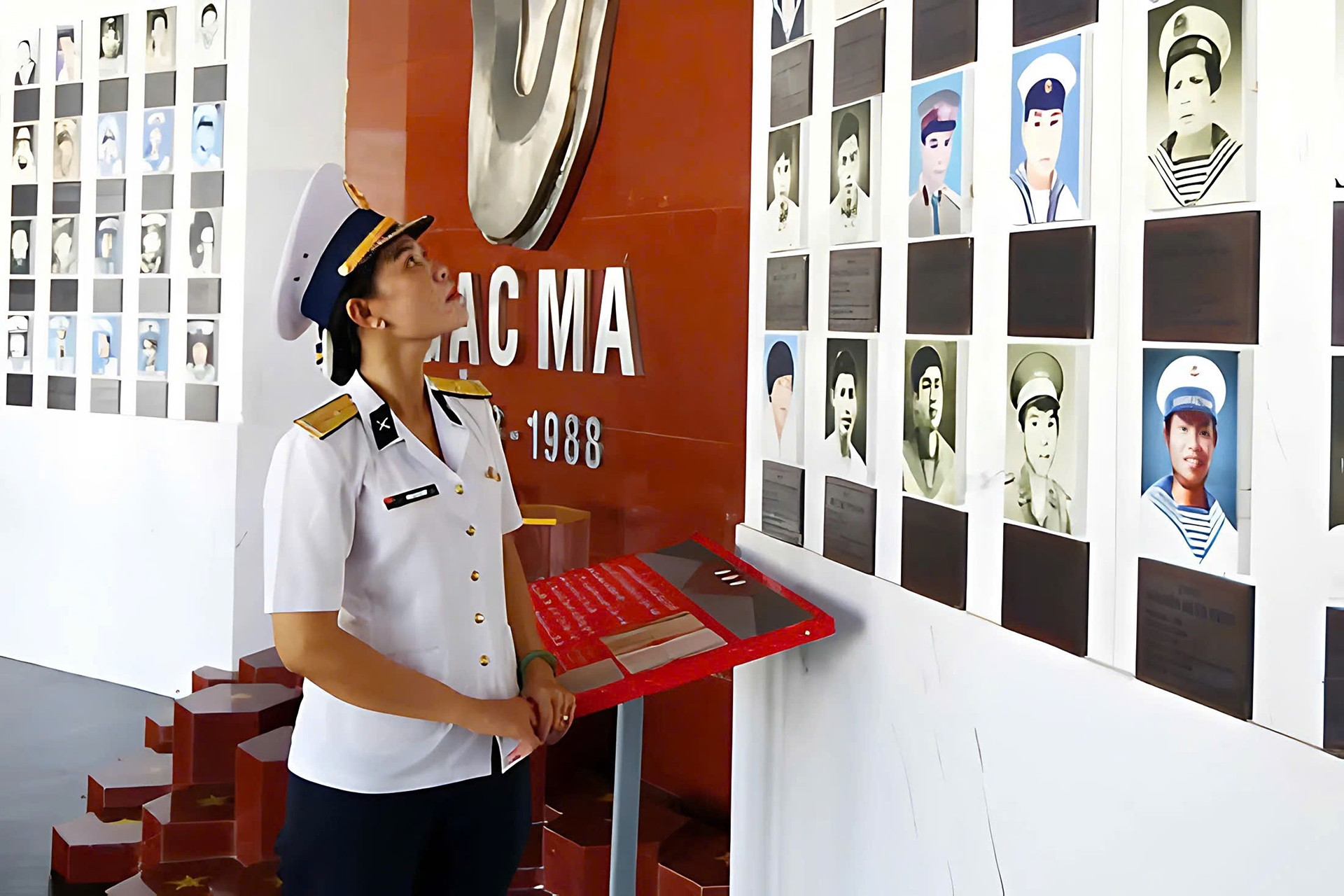 Nữ thiếu tá bên di ảnh liệt sĩ Gạc Ma: 'Cha hy sinh khi tôi còn trong bụng mẹ'