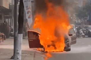 Ô tô bốc cháy ngùn ngụt giữa trung tâm Đà Nẵng