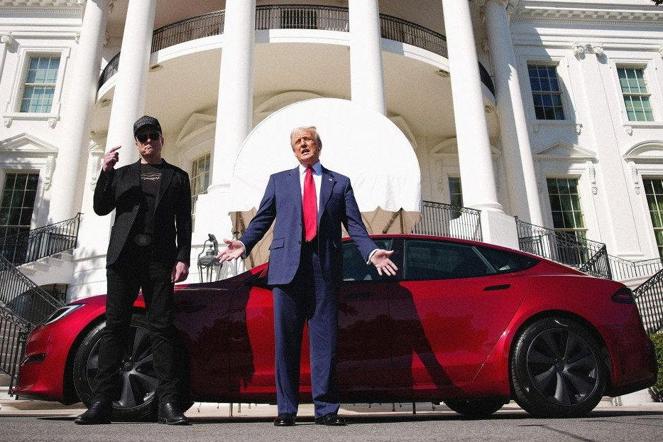 Tổng thống Mỹ Trump đẩy Tesla và Elon Musk vào thế lưỡng nan như thế nào?