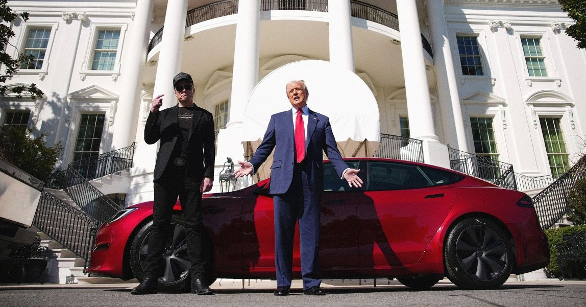Tổng thống Mỹ Trump đẩy Tesla và Elon Musk vào thế lưỡng nan như thế nào?