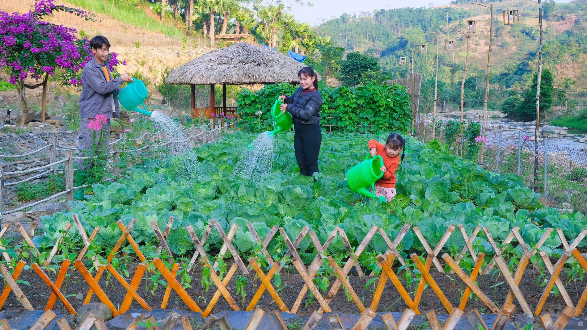 vợ chồng người Mường làm nhà vườn 11.jpg