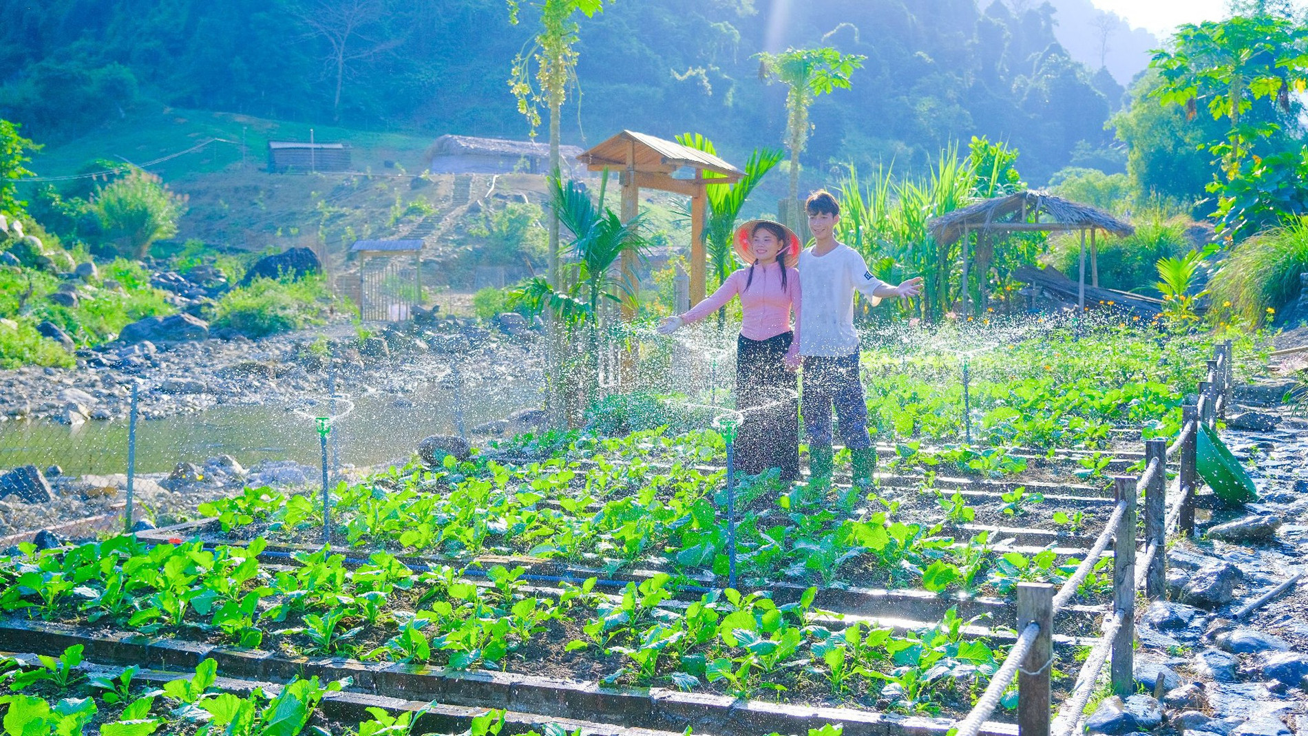 vợ chồng người Mường làm nhà vườn 14.jpg