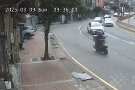Xe con mất lái khó hiểu, 'hạ gục' cây xanh trên vỉa hè