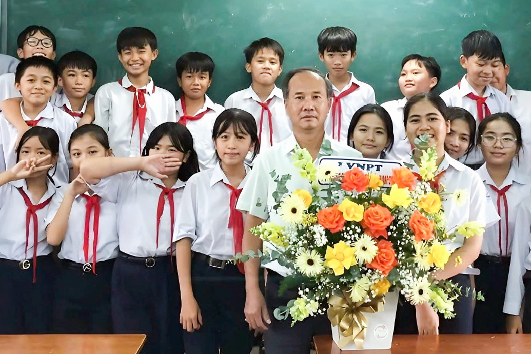 'Xin thầy sáng nay đừng đọc tên con tôi chưa đóng tiền học trước lớp'