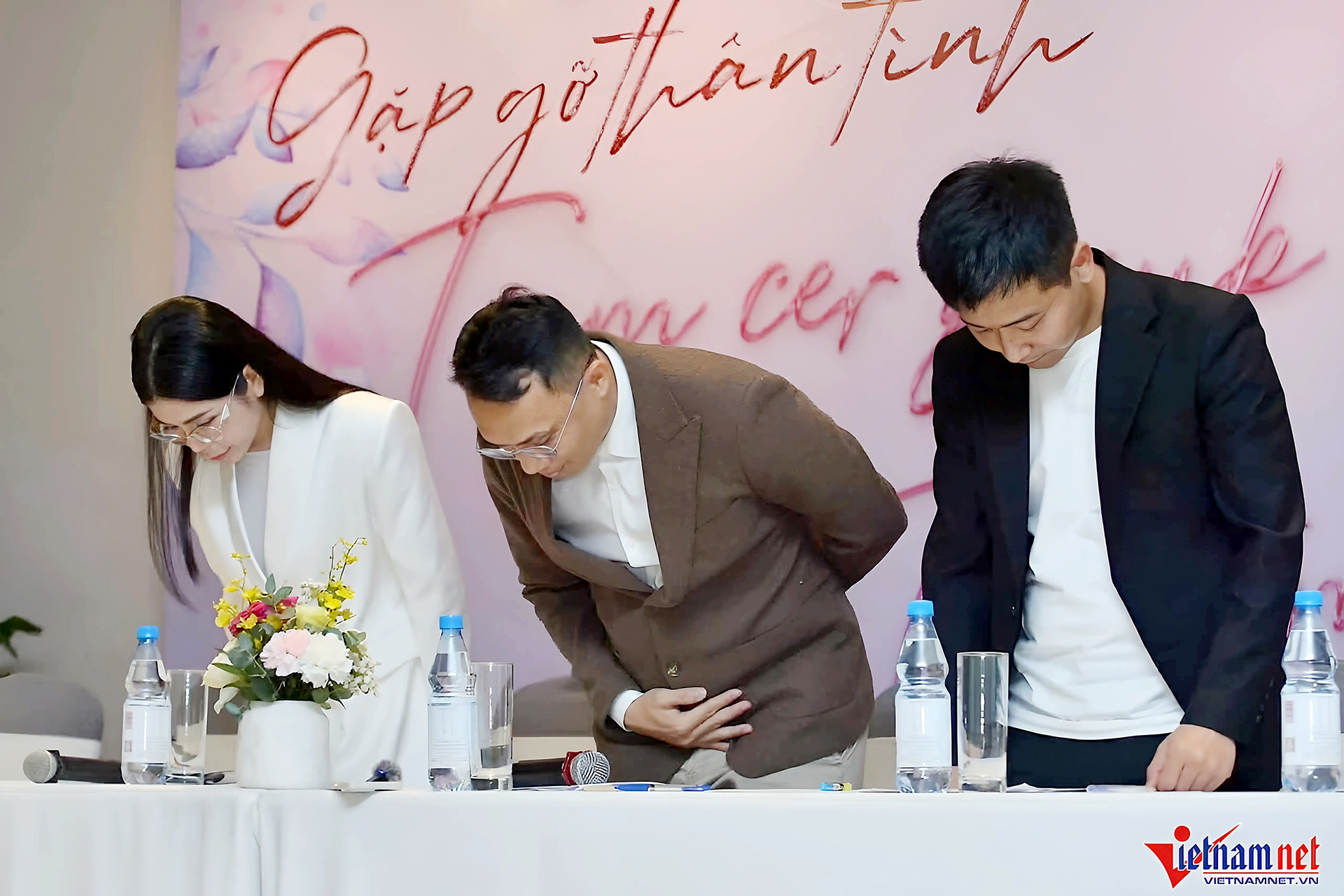 Bản tin sáng 15/3: Quang Linh, Hằng Du Mục 'lách' gặp gỡ báo chí để họp báo chui