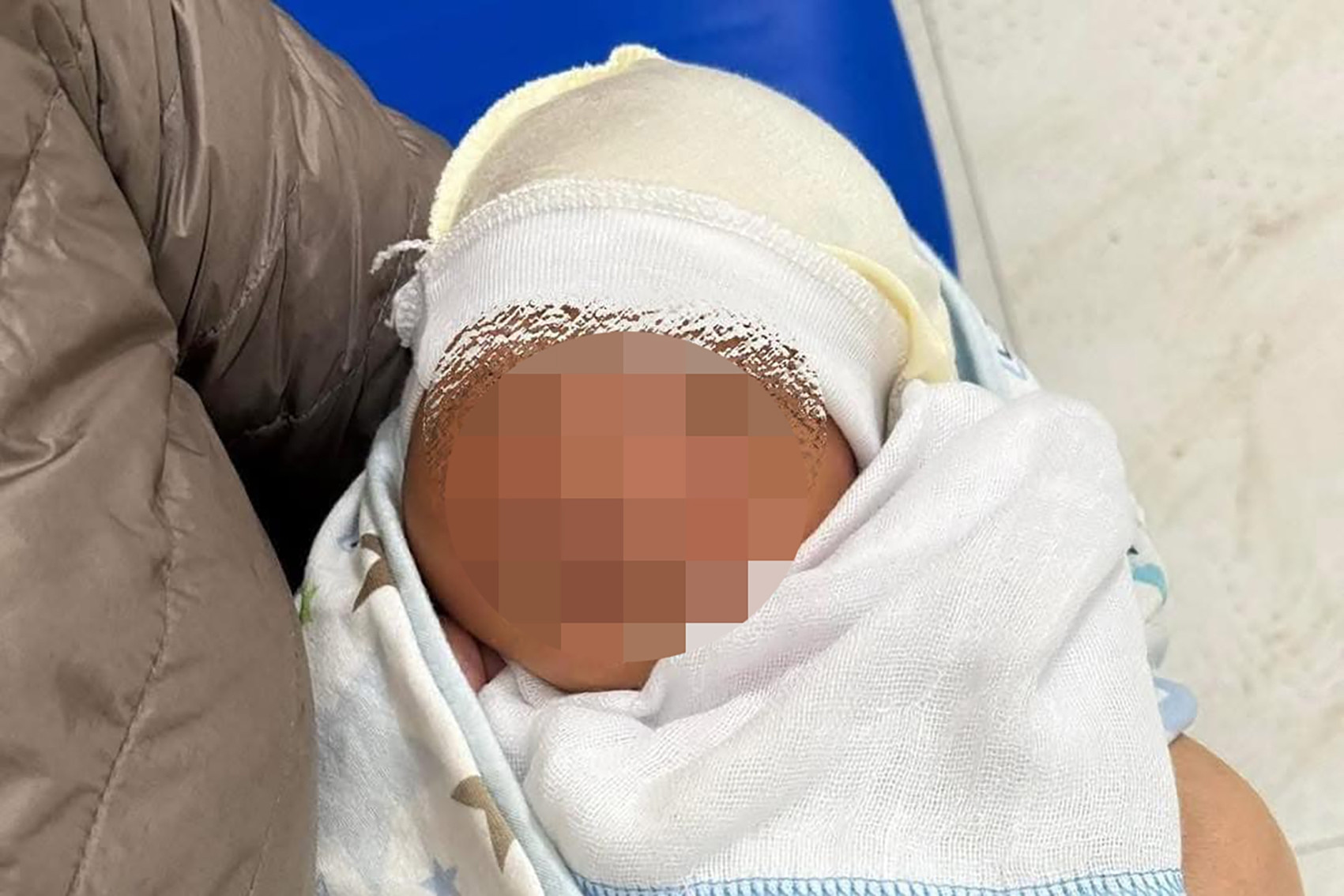 Bé gái sơ sinh bị bỏ rơi kèm lá thư không bao giờ tìm lại con của người mẹ