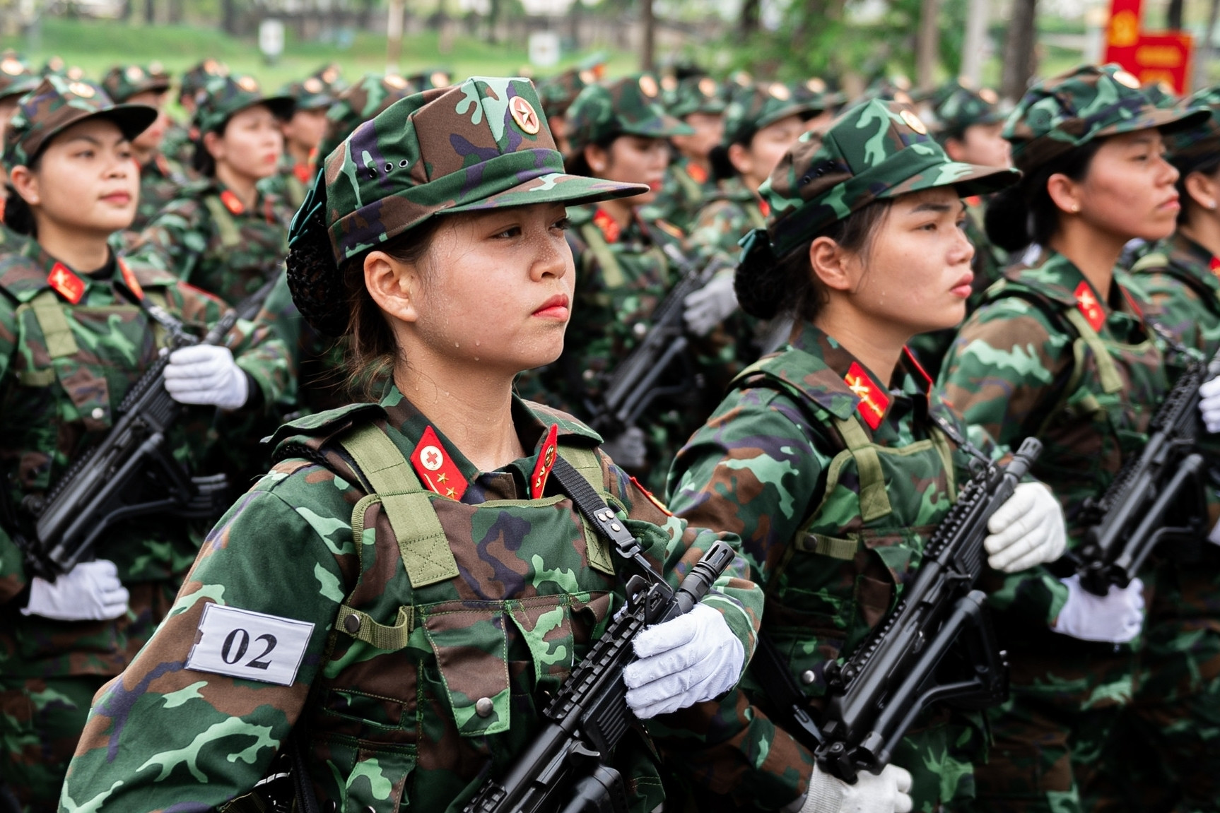 'Bóng hồng' luyện tập diễu binh dưới cái nắng như đổ lửa