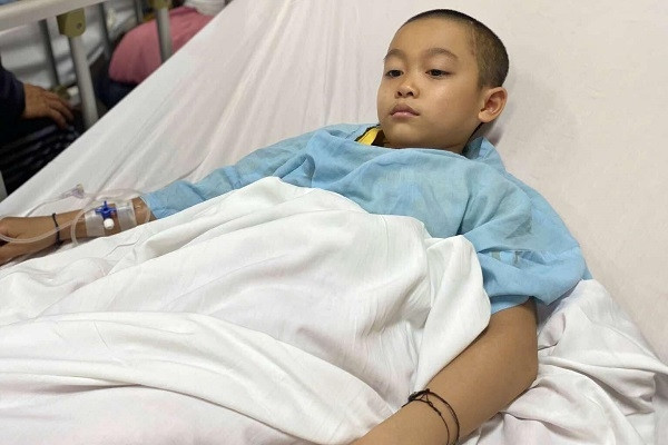Cha mẹ bán hết trâu bò mong cứu con 10 tuổi bị vỡ mạch máu não