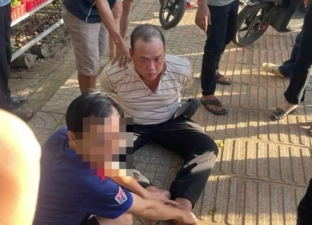 Chủ tiệm vàng leo qua tủ kính chặn đầu xe tên cướp.jpg