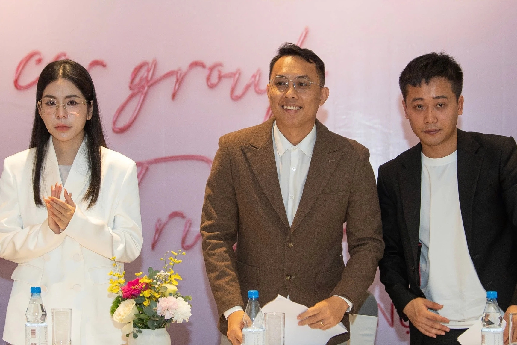 'Chưa xử phạt vụ Hằng Du Mục, Quang Linh Vlogs gặp mặt báo chí'