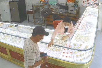 Clip nữ chủ tiệm vàng nhảy qua tủ kính, lao lên chặn đầu xe tên cướp