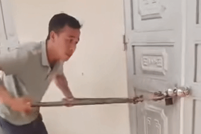 Cô giáo khóa cửa bỏ quên học sinh tiểu học trong lớp