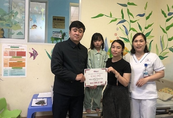 Được bạn đọc giúp đỡ, bé Nguyễn Tú Uyên đã đủ tiền phẫu thuật tim