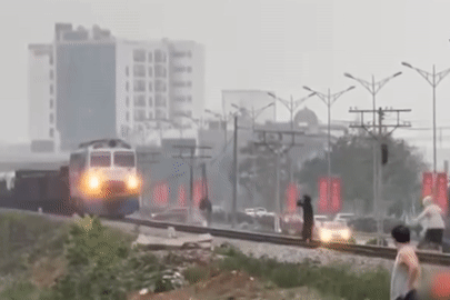 Đường sắt VN nói về việc xử lý 2 phụ nữ thả dáng khiến tàu hỏa phanh gấp